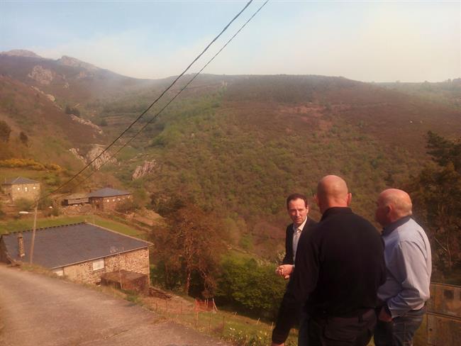Guillermo Martínez visita la zona afectada por un incendio en Illano. | GOBIERNO DE ASTURIAS ep guillermo martinez visitazona afectadaun incendioillano