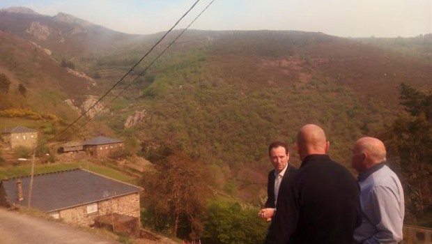 Guillermo Martínez visita la zona afectada por un incendio en Illano. | GOBIERNO DE ASTURIAS ep guillermo martinez visitazona afectadaun incendioillano