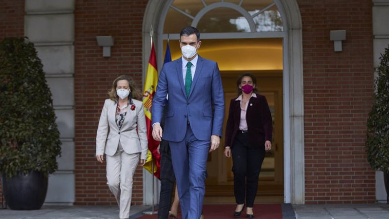 Pedro Sánchez junto a las cuatro vicepresidentas del Gobierno | EUROPA PRESS/J. Hellín. POOL - Europa Press ep i d la nueva vicepresidenta segunda del gobierno nadia calvino la vicepresidenta primera carmen