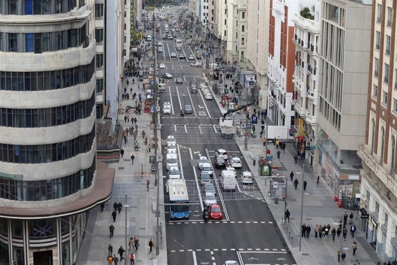 Colapso en Gran Vía (Madrid) hasta rescatar a un hombre de la cúpula de un edificio