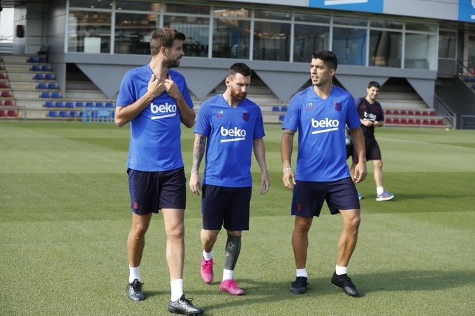 ep los jugadores del fc barcelona gerard pique leo messi y luis suarez en un entrenamiento de la 20191016132213 ep los jugadores del fc barcelona gerard pique leo messi y luis suarez en un entrenamiento de la 20191016132213