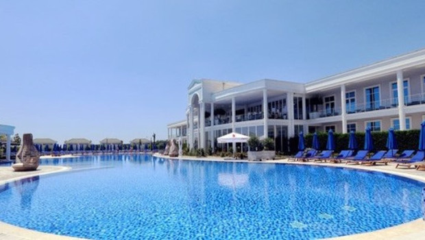 ep melia amplia su presencia en la costa albanesa con la apertura de un hotel en velipoja