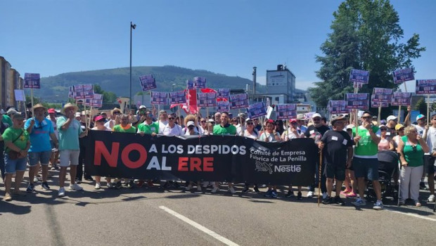 ep miles de personas marchan en cayon en contra del ere en nestle la penilla se defiende