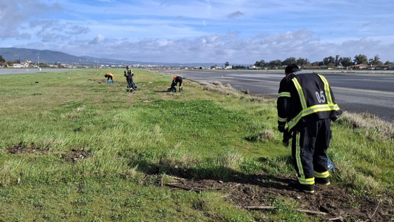 Operarios del Aeropuerto de Córdoba trabajan en la limpieza tras las constantes borrascas que provocaron la subida del río Guadalquivir, en febrero de 2026. | AENA ep operarios del aeropuerto de cordoba trabajan en la limpieza tras las constantes borrascas que