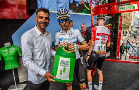 ep oscar pereiro izquierda sujeta el contenedor de ecovidrio mientras que alejandro valverde derecha
