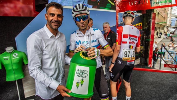 ep oscar pereiro izquierda sujeta el contenedor de ecovidrio mientras que alejandro valverde derecha