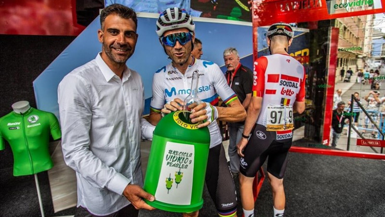 ep oscar pereiro izquierda sujeta el contenedor de ecovidrio mientras que alejandro valverde derecha