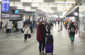 ep pasajeros caminan por la estacion madrid puerta de atocha almudena grandes a 10 de febrero de