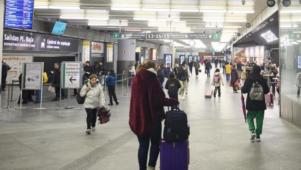ep pasajeros caminan por la estacion madrid puerta de atocha almudena grandes a 10 de febrero de