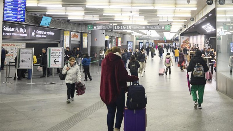 ep pasajeros caminan por la estacion madrid puerta de atocha almudena grandes a 10 de febrero de