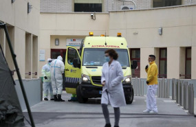 ep personal sanitario pasa junto al area donde militares del mando de ingenieros de salamanca del