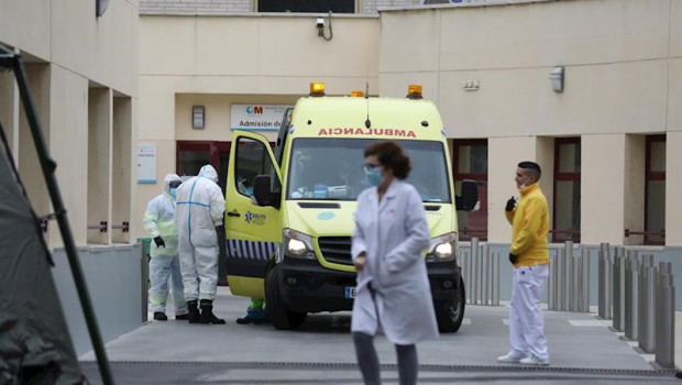 ep personal sanitario pasa junto al area donde militares del mando de ingenieros de salamanca del