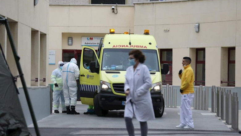 Personal sanitario pasa junto al área donde militares del Mando de Ingenieros de Salamanca del Ejército de Tierra, una unidad de 34 militares, instalan un hospital provisional de entre 60 y 70 camas en las inmediaciones del Hospital Gregorio Marañón, en M | Marta Fernández Jara - Europa Press ep personal sanitario pasa junto al area donde militares del mando de ingenieros de salamanca del