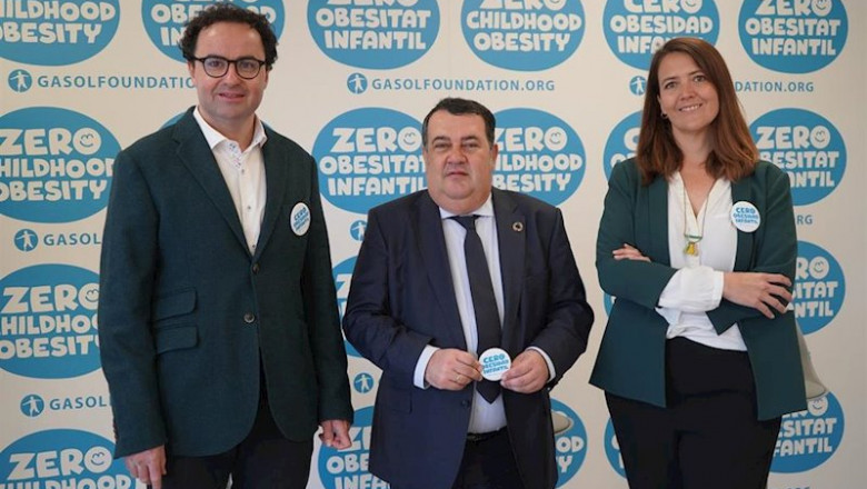 Santi F. Gómez, responsable de programas de la Gasol Foundation; Ernesto Gasco, Alto Comisionado para la lucha contra la pobreza infantil; Cristina Ribes, directora ejecutiva de la Gasol Foundation, durante el acto 'Obesidad y pobreza infantil'. | GASOL FOUNDATION ep santi f gomez responsable de programas de la gasol foundation ernesto gasco alto comisionado para