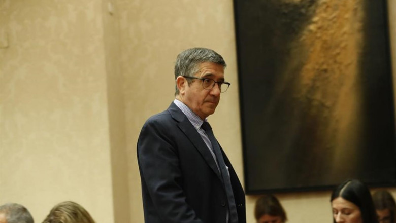 El secretario de Acción Política del PSOE, Patxi López, durante la Diputación Permanente en la que se debate sobre las peticiones de comparecencia del presidente del Gobierno en funciones para explicar los motivos por los que el Ministro del Interior en f | Óscar J.Barroso - Europa Press ep secretarioaccion politicapsoe patxi lopez durantediputacion permanentelase debatelas peticionescomparecenciapresidentegobiernofuncionesexplicarmotivoslosministrointeriorf