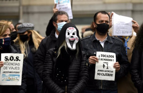 ep trabajadores del sector de las agencias se concentran con caretas similares a la del film scary