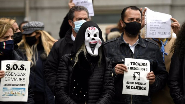 ep trabajadores del sector de las agencias se concentran con caretas similares a la del film scary ep trabajadores del sector de las agencias se concentran con caretas similares a la del film scary