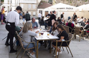 ep un grupo de turistas consulta una carta en la terraza de un bar en santiago de compostela ep un grupo de turistas consulta una carta en la terraza de un bar en santiago de compostela