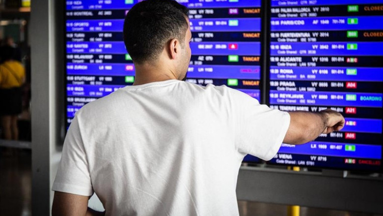 Un home mira el panell d'informació dels vols de sortida de l'Aeroport 'Josep Tarradellas Barcelona-El Prat' en una imatge d'arxiu. | David Zorrakino - Europa Press - Archivo ep un home mira el panell dinformacio dels vols de sortida de laeroport josep tarradellas
