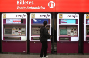 ep una mujer hace uso de las maquinas de venta automatica de renfe cercanias en la estacion de