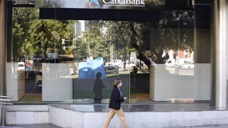 Una mujer pasa por al lado de las oficinas de Caixabank en el Paseo Castellana, en Madrid (España) a 4 de septiembre de 2020. CaixaBank y Bankia estudian emprender un proceso de fusión con el fin de aumentar su rentabilidad ante la crisis provocada por la | Jesús Hellín - Europa Press ep una mujer pasa por al lado de las oficinas de caixabank en el paseo castellana en madrid espana a