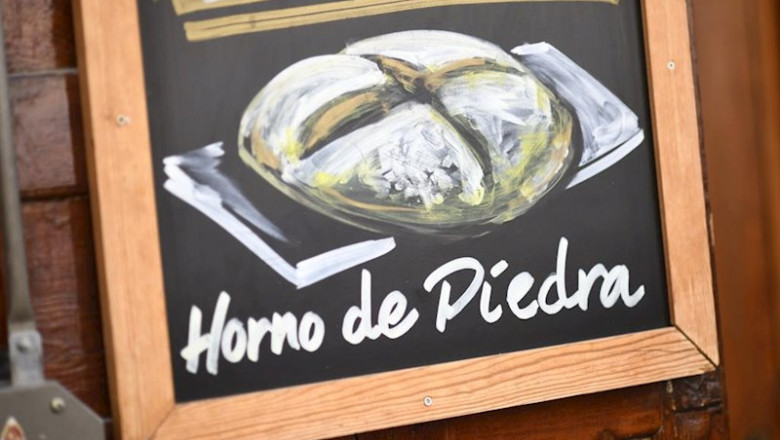 Una pizarra con un dibujo de una hogaza de pan, en la que se lee 'Horno de piedra'. | Oscar Cañas - Europa Press - Archivo ep una pizarra con un dibujo de una hogaza de pan en la que se lee horno de piedra