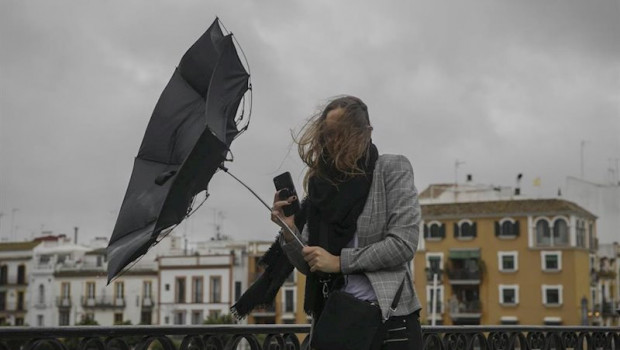 ep una racha de viento desbarata el paraguas de una viandante mientras camina por el puente de ep una racha de viento desbarata el paraguas de una viandante mientras camina por el puente de
