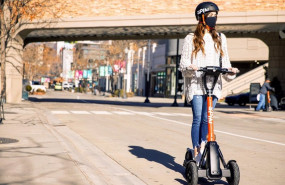 ep una usuaria en un patinete de spin ford
