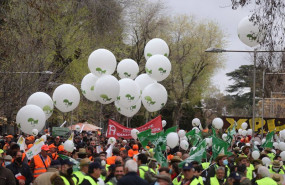 ep varios manifestantes con banderas y globos blancos en la marcha 20m a 20 de marzo de 2022 en