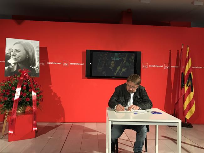 Xavier Domènech firma el libro de condolencias a Carme Chacón | EUROPA PRESS ep xavier domnech firmalibrocondolenciascarme chacon