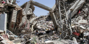 les decombres d un immeuble residentiel detruit par des frappes israeliennes dans le nord de la bande de gaza 
