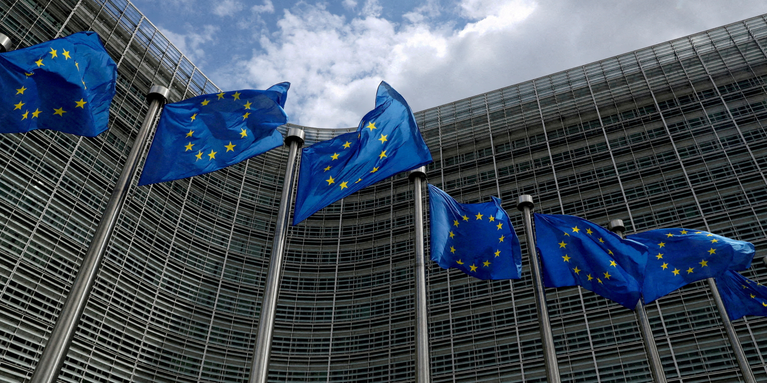 les drapeaux de l union europeenne flottent devant le siege de la commission europeenne a bruxelles 20230718083814 