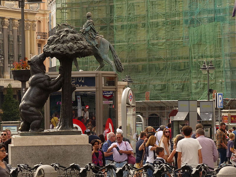 puerta del sol  gente en torno al oso  madrid  espa a  2015