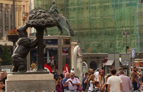 puerta del sol  gente en torno al oso  madrid  espa a  2015