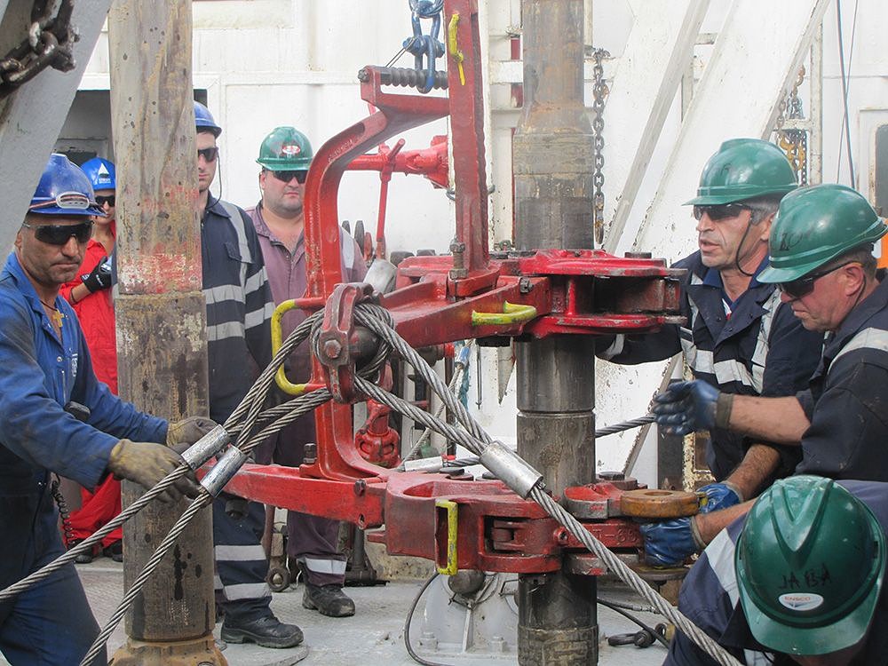 Oil & gas workers, drilling, energy Oil & gas workers, drilling, energy