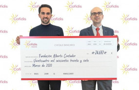 ep alberto contador junto a manuel fernandez con el cheque de la donacion