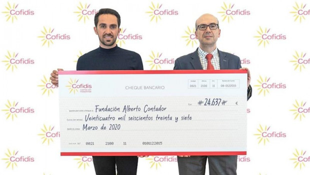 ep alberto contador junto a manuel fernandez con el cheque de la donacion