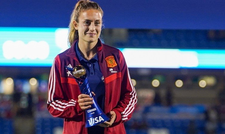 ep alexia putellas con su trofeo de mvp de la she believes cup 2020