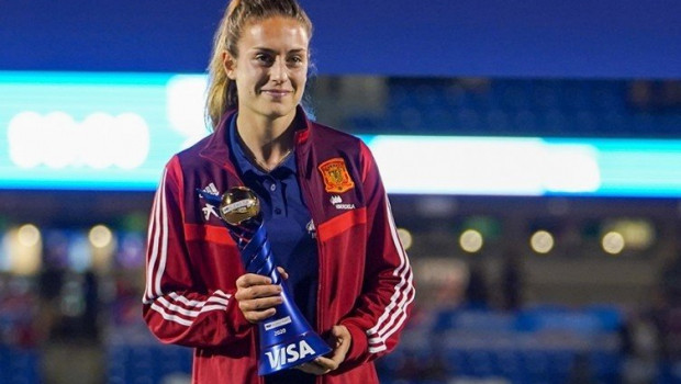 ep alexia putellas con su trofeo de mvp de la she believes cup 2020