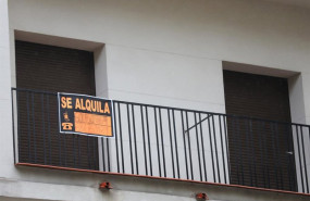 ep archivo   cartel en una terraza que anuncia el alquiler de una casa