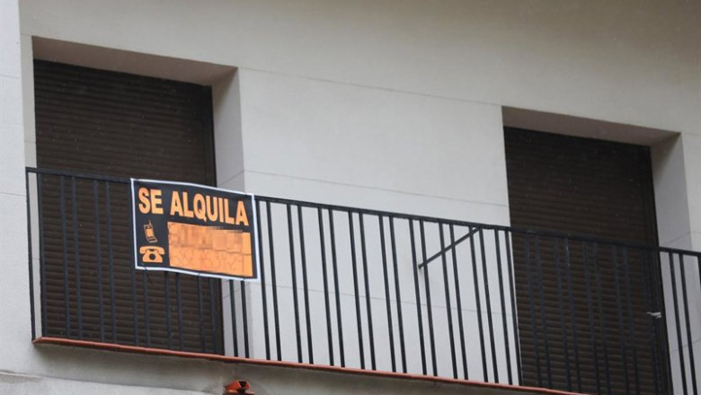 ep archivo   cartel en una terraza que anuncia el alquiler de una casa