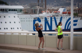 ep archivo dos chicas hacen una fotografia frente a la terminal de cruceros del puerto de ep archivo dos chicas hacen una fotografia frente a la terminal de cruceros del puerto de