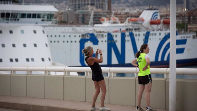 ep archivo dos chicas hacen una fotografia frente a la terminal de cruceros del puerto de ep archivo dos chicas hacen una fotografia frente a la terminal de cruceros del puerto de