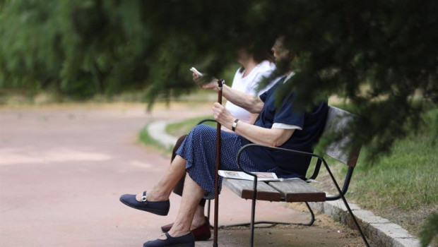 ep archivo   dos mujeres de edad avanzada disfrutan sentadas en un banco en madrid espana a 7 de