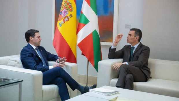 ep archivo   el presidente del gobierno pedro sanchez d y el lehendakari imanol pradales i