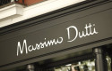 ep archivo   letrero de la marca de ropa massimo dutti en la puerta de entrada de una sus tiendas