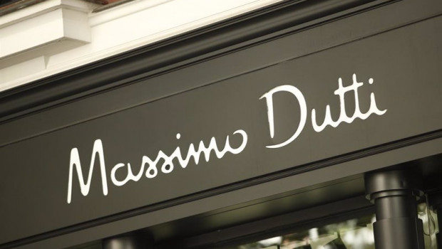 ep archivo   letrero de la marca de ropa massimo dutti en la puerta de entrada de una sus tiendas