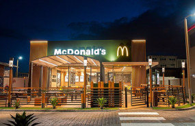 ep archivo   mcdonalds retira las tapas y cubiertos de plastico de todos sus restaurantes de espana