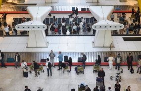 ep archivo   pasajeros recogen sus maletas en el aeropuerto adolfo suarez madrid barajas a 8 de