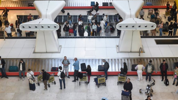 ep archivo   pasajeros recogen sus maletas en el aeropuerto adolfo suarez madrid barajas a 8 de